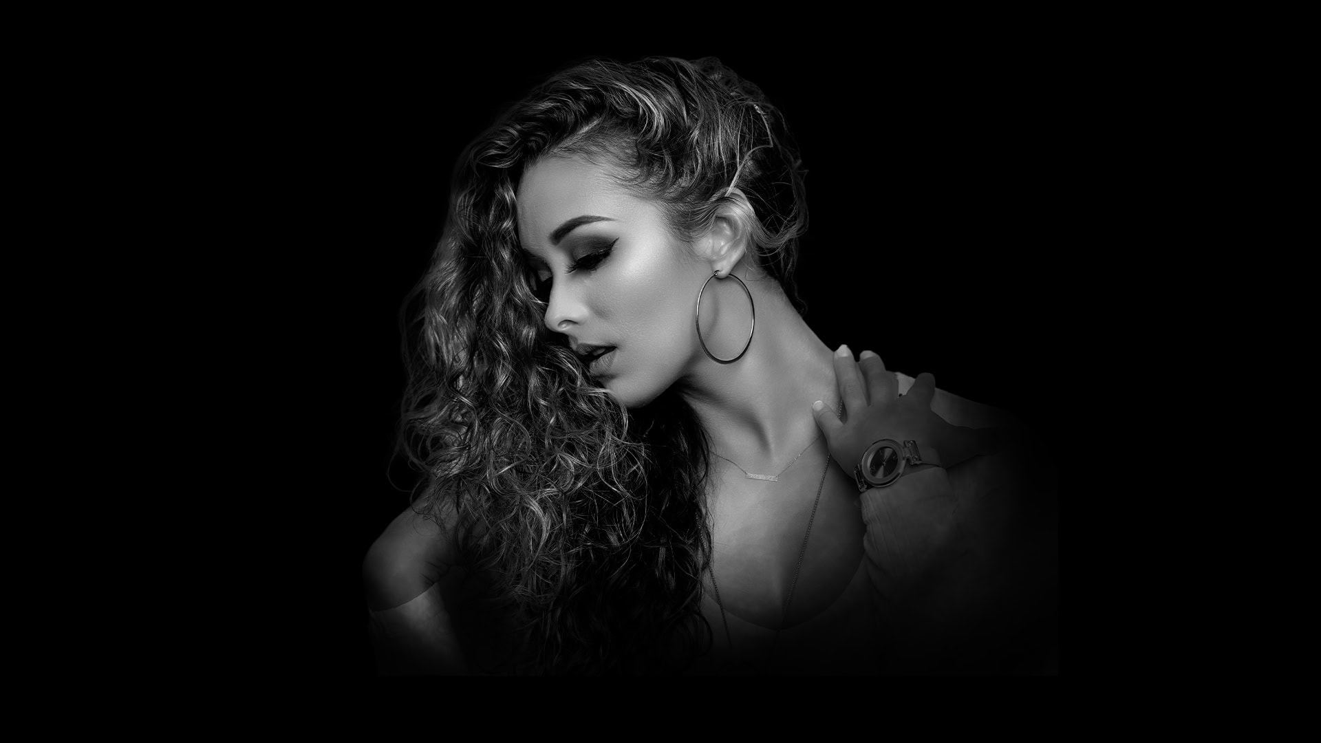 Artistic black and white photo of girl.