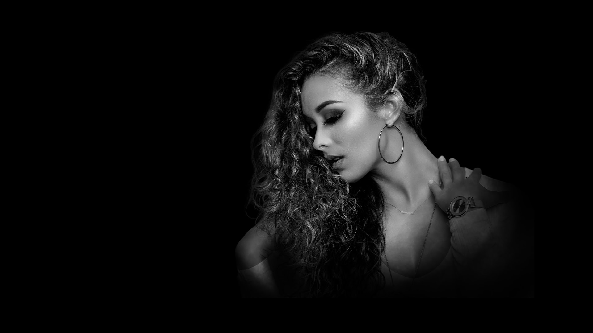 Artistic black and white photo of girl.
