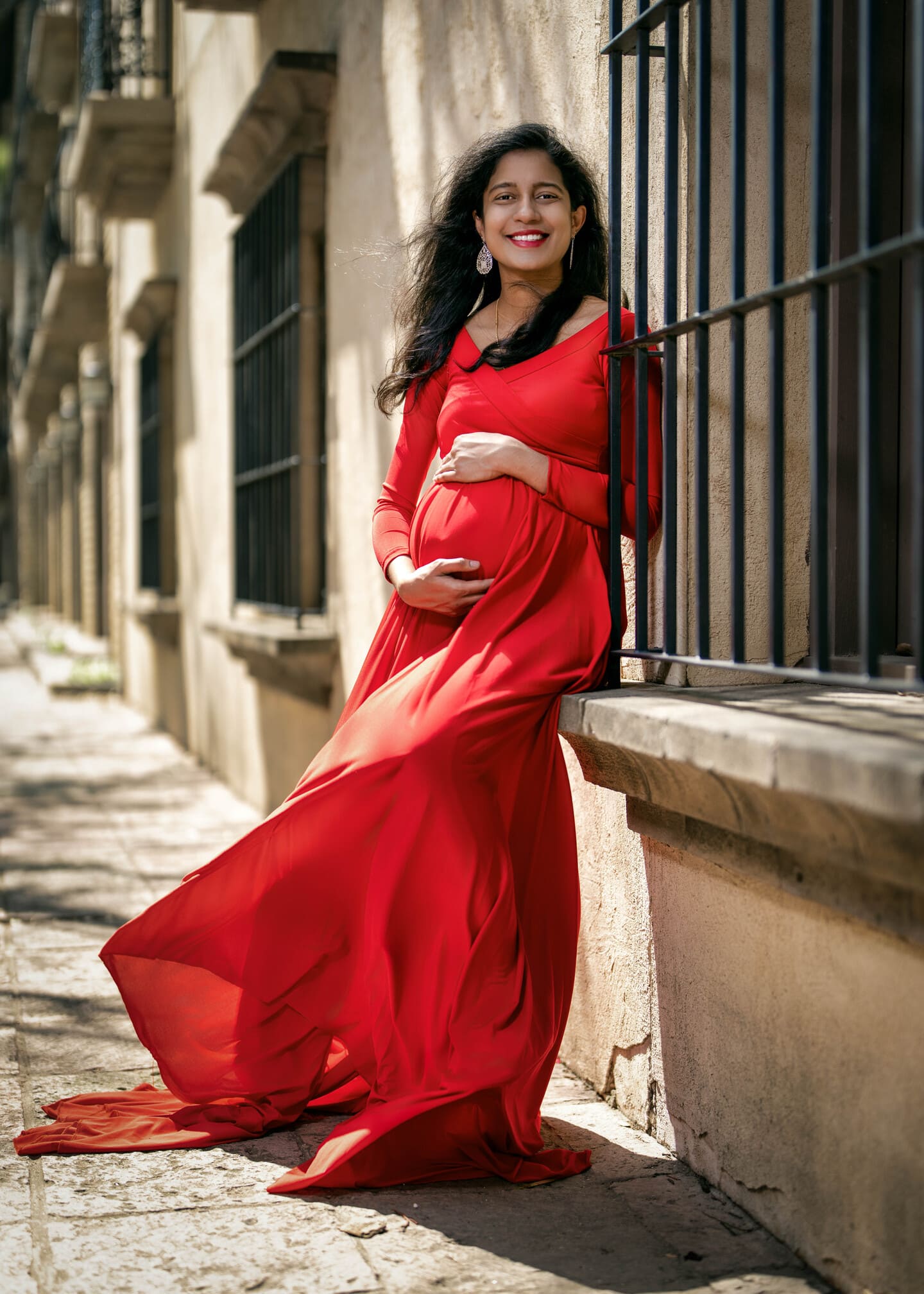 Expecting mother posing for maternity photos by San Antonio Photographer Rick Porier